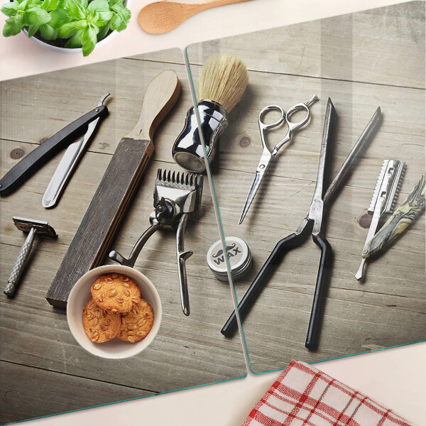 Tagliere in vetro con motivo di strumenti per parrucchieri su sfondo di legno