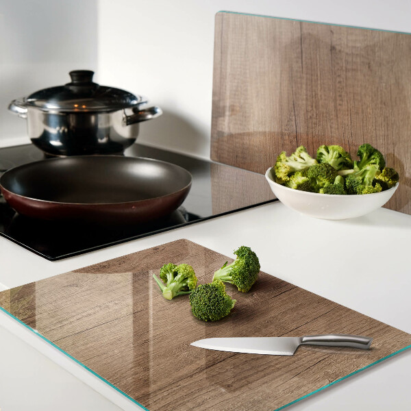 Tagliere in vetro con motivo a venature di legno che riflette la luce della finestra