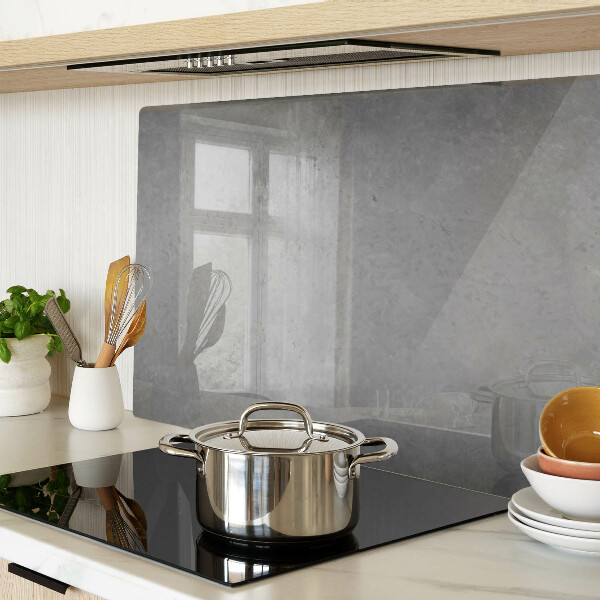 Tagliere in vetro con riflesso della finestra