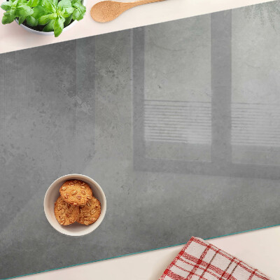 Tagliere in vetro con riflesso della finestra