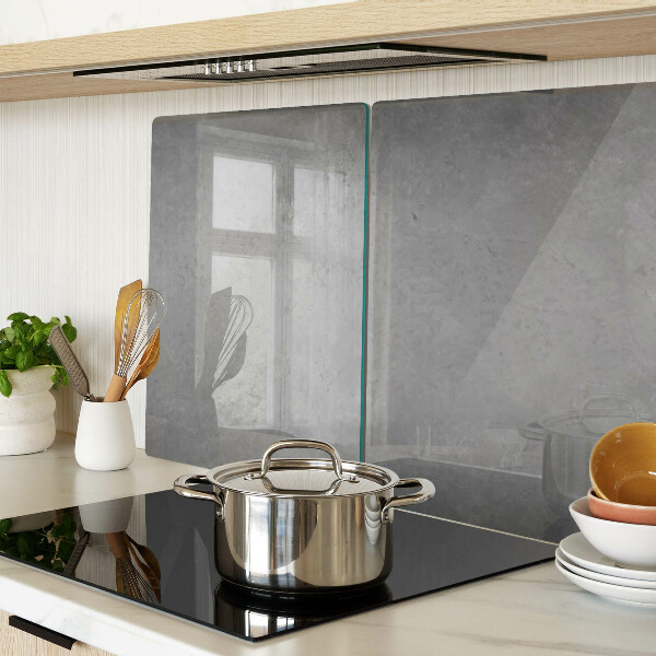 Tagliere in vetro con riflesso della finestra