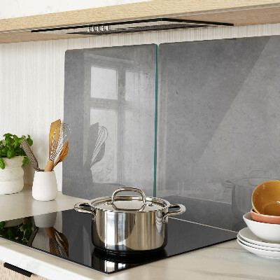 Tagliere in vetro con riflesso della finestra