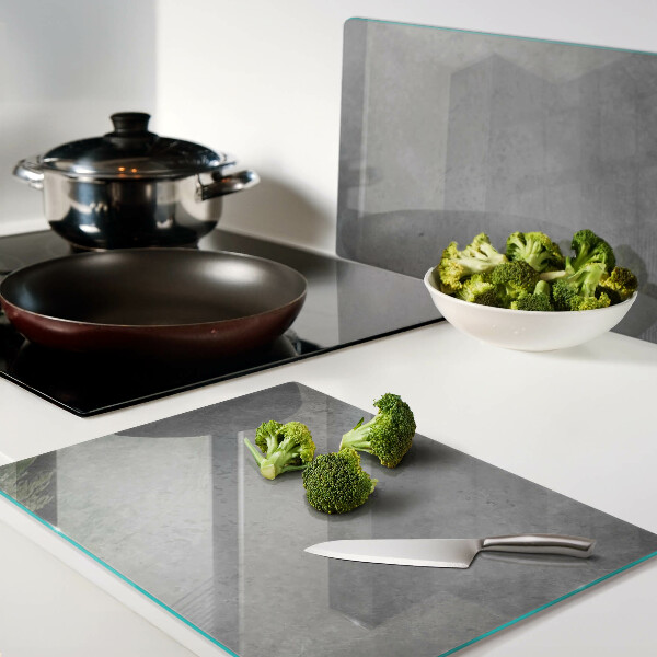 Tagliere in vetro con riflesso della finestra