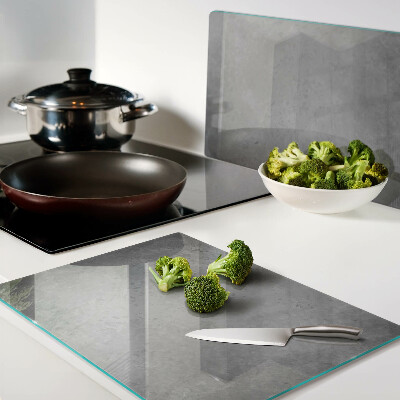 Tagliere in vetro con riflesso della finestra