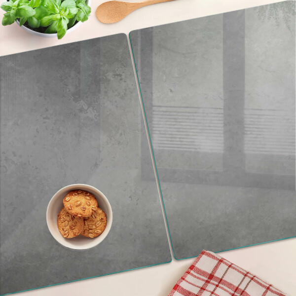 Tagliere in vetro con riflesso della finestra