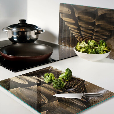 Tagliere in vetro con stampa raffigurante l'interno di una cantina con botti