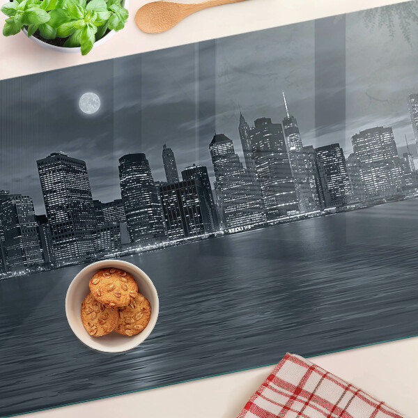 Tagliere in vetro con stampa del panorama della città riflesso a notte