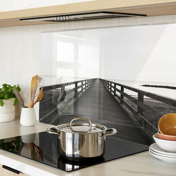 Tagliere in vetro temperato con stampa raffigurante un pontile di legno sull'acqua