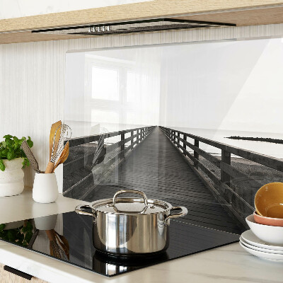 Tagliere in vetro temperato con stampa raffigurante un pontile di legno sull'acqua