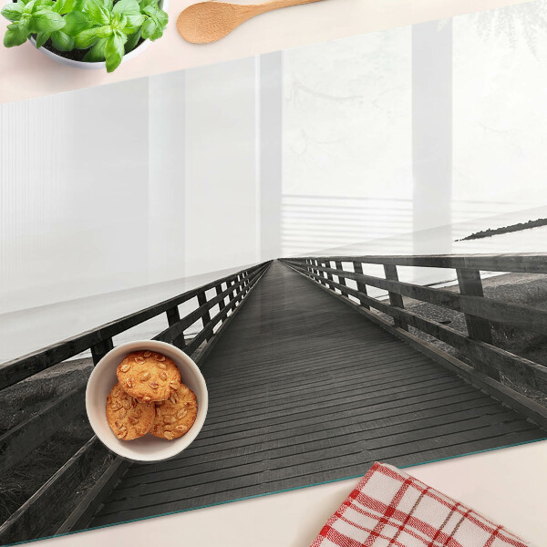 Tagliere in vetro temperato con stampa raffigurante un pontile di legno sull'acqua