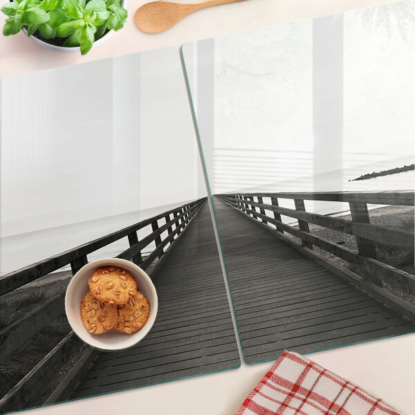 Tagliere in vetro temperato con stampa raffigurante un pontile di legno sull'acqua