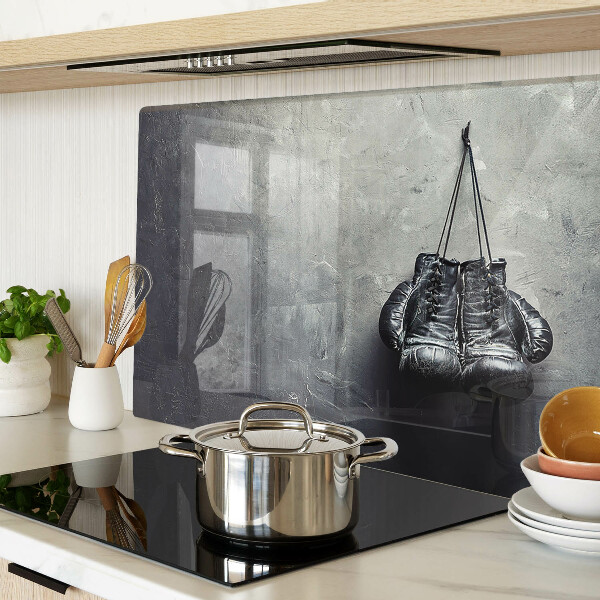 Tagliere in vetro temperato poltrona in un interno minimalista