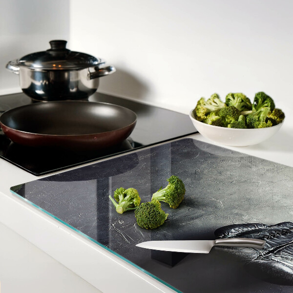 Tagliere in vetro temperato poltrona in un interno minimalista