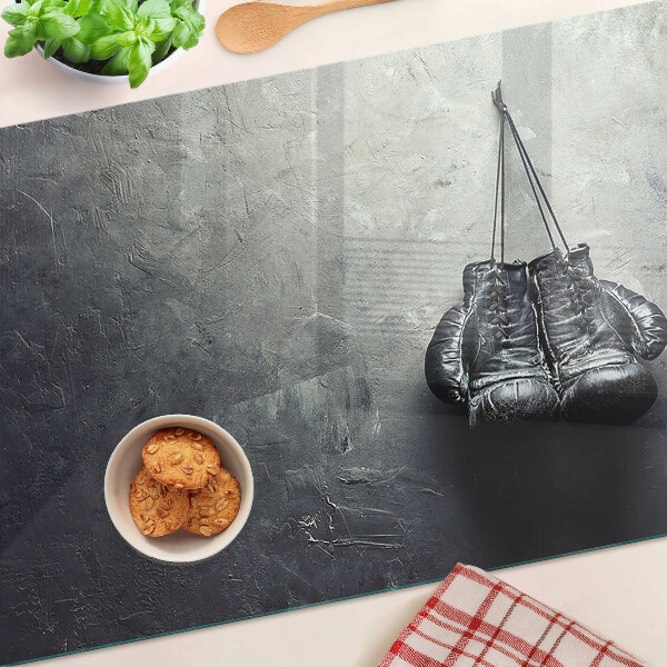 Tagliere in vetro temperato poltrona in un interno minimalista