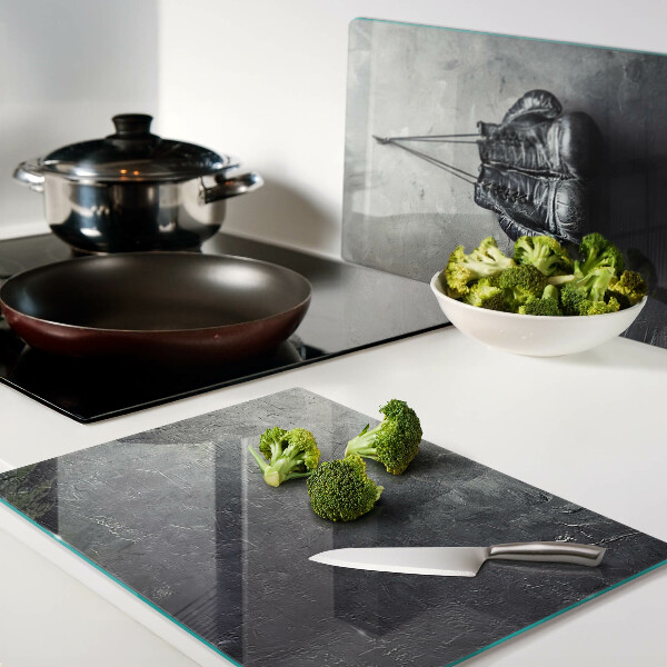 Tagliere in vetro temperato poltrona in un interno minimalista