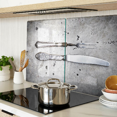 Tagliere in vetro temperato con motivo di posate su sfondo effetto cemento