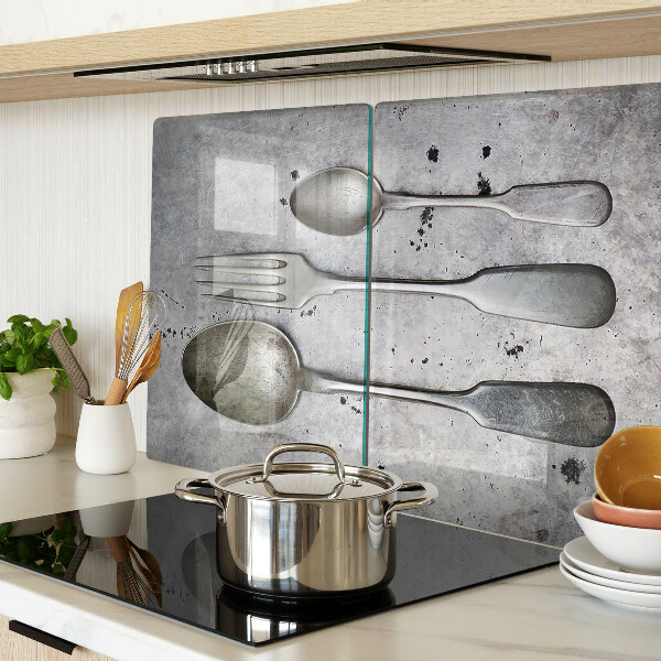 Tagliere in vetro temperato con motivo di posate su sfondo effetto cemento