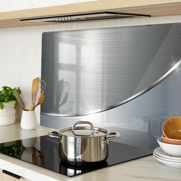 Tagliere in vetro temperato con finitura metallica dai riflessi luminosi