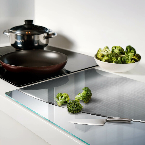 Tagliere in vetro temperato con finitura metallica dai riflessi luminosi