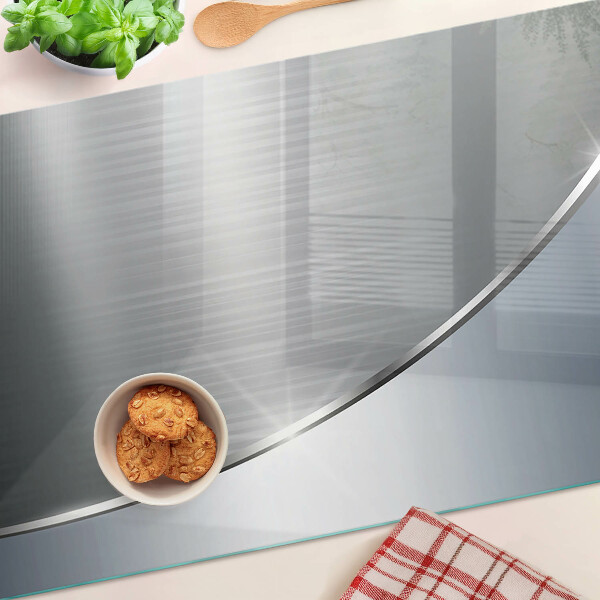 Tagliere in vetro temperato con finitura metallica dai riflessi luminosi