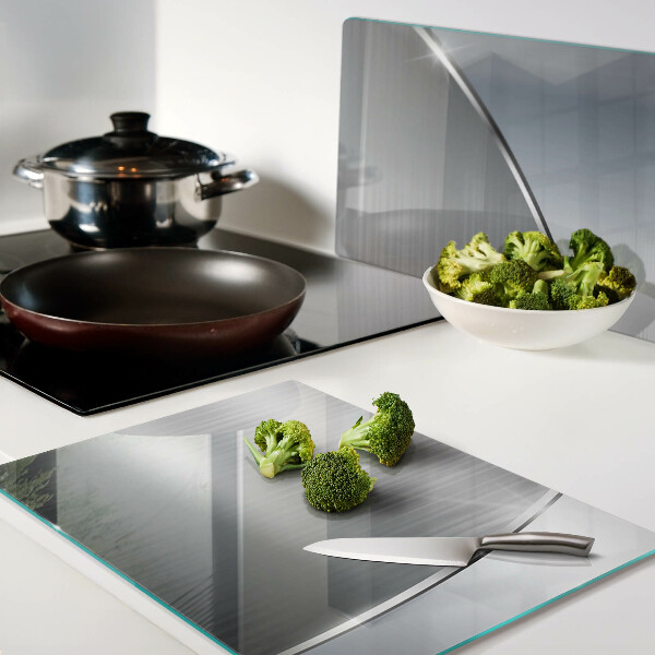 Tagliere in vetro temperato con finitura metallica dai riflessi luminosi