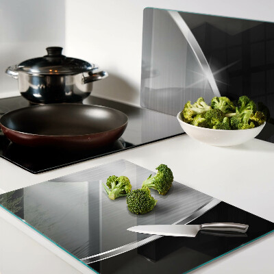 Tagliere in vetro con finitura metallica e riflessi decorativi