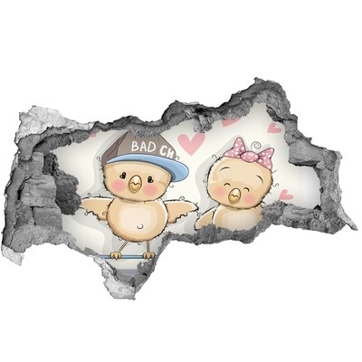 Adesivo con vista dietro il muro Uccellini carini su uno skateboard