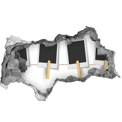 Decorazione da parete buco nel muro Un muro danneggiato con cornici per quadri.