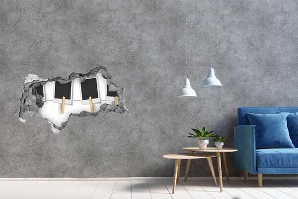 Decorazione da parete buco nel muro Un muro danneggiato con cornici per quadri.