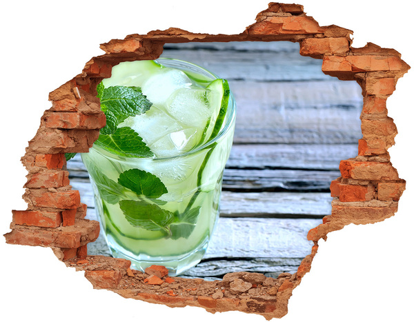 Adesivo effetto buco nel muro Un cocktail rinfrescante sullo sfondo di una terrazza in legno.