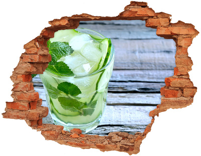Adesivo effetto buco nel muro Un cocktail rinfrescante sullo sfondo di una terrazza in legno.