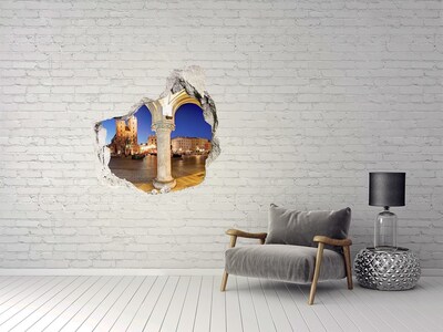 Trompe l'oeil buco nel muro La piazza del mercato principale di Cracovia di notte
