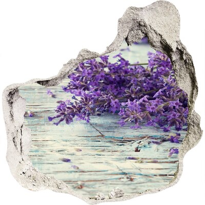 Adesivo effetto buco nel muro Fiori di lavanda su sfondo di legno