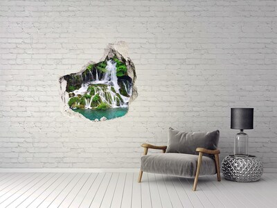Trompe l'oeil buco nel muro Una cascata immersa nel verde.