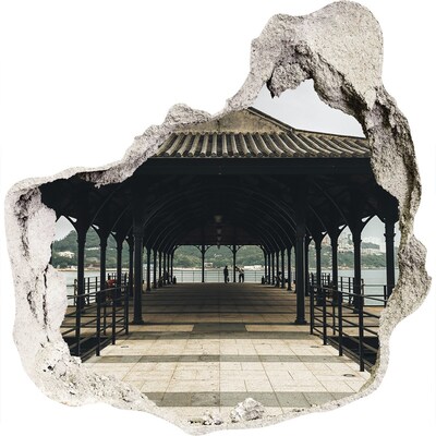 Trompe l'oeil buco nel muro Vista del molo sull'acqua