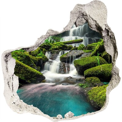 Trompe l'oeil buco nel muro Una cascata immersa nel verde