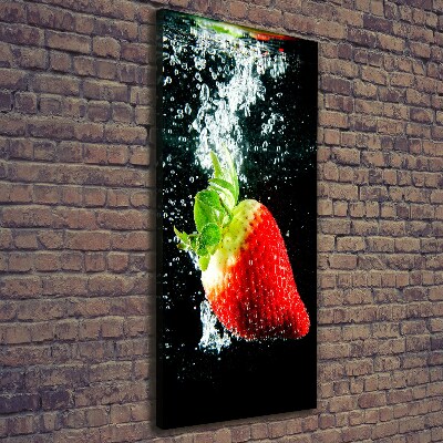 Stampa quadro su tela verticale Fragola sott'acqua