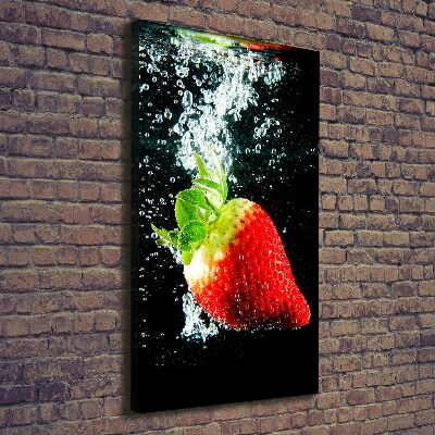 Stampa quadro su tela verticale Fragola sott'acqua