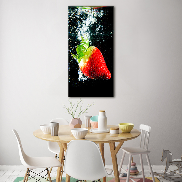 Quadro stampa su vetro verticale Fragola sott'acqua