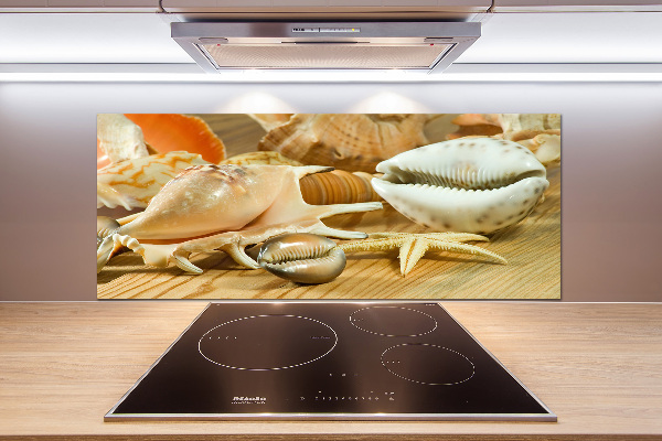 Rivestimento parete cucina con motivo di conchiglie su finitura effetto legno