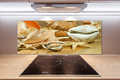 Rivestimento parete cucina con motivo di conchiglie su finitura effetto legno