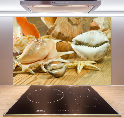 Rivestimento parete cucina con motivo di conchiglie su finitura effetto legno