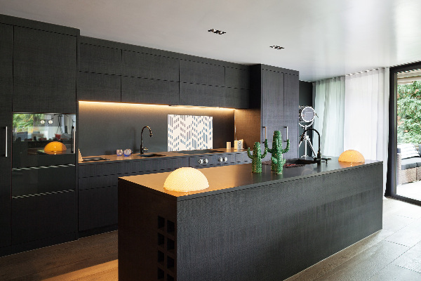 Rivestimento parete cucina con motivo geometrico