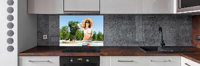 Pannello paraschizzi cucina con stampa raffigurante una donna a bordo piscina