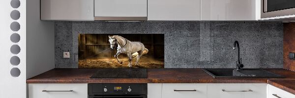 Pannello retrocucina con il disegno di un cavallo bianco nella stalla
