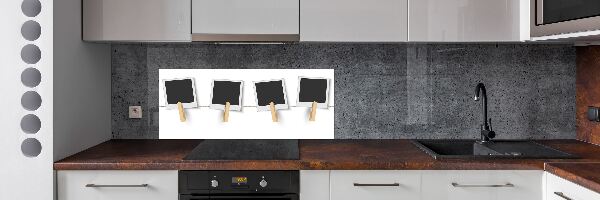 Rivestimento parete cucina con cornici per foto per esporre ricordi e decorare la parete