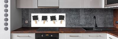 Rivestimento parete cucina con cornici per foto per esporre ricordi e decorare la parete