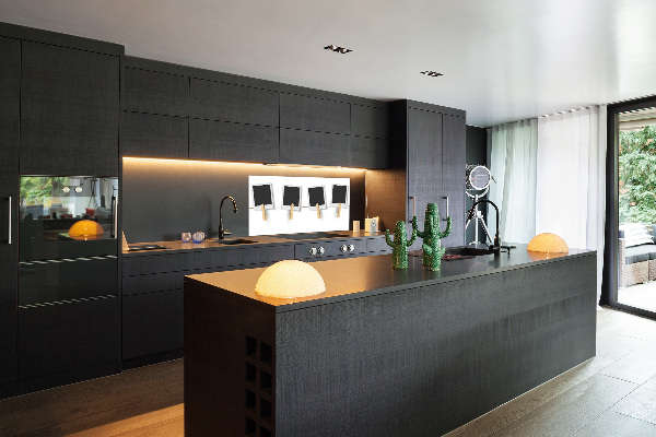 Rivestimento parete cucina con cornici per foto per esporre ricordi e decorare la parete