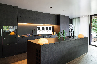 Rivestimento parete cucina con cornici per foto per esporre ricordi e decorare la parete