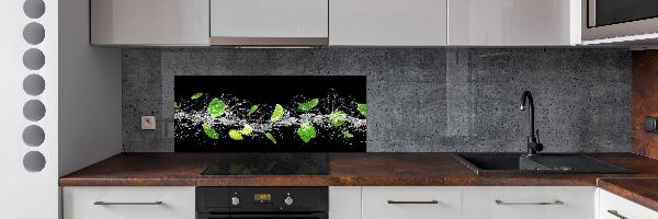 Rivestimento parete cucina in tonalità lime con accenti menta